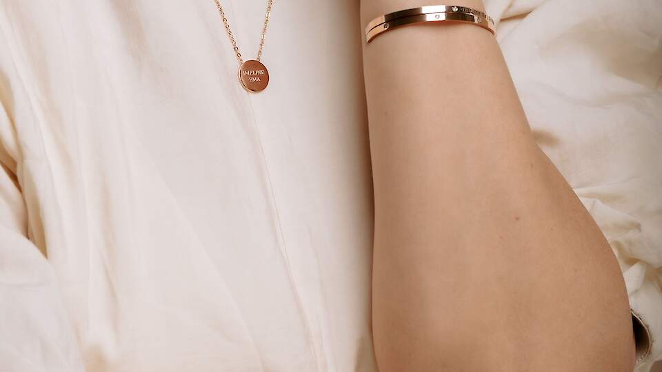 Ювелирные изделия с надписью OLLA