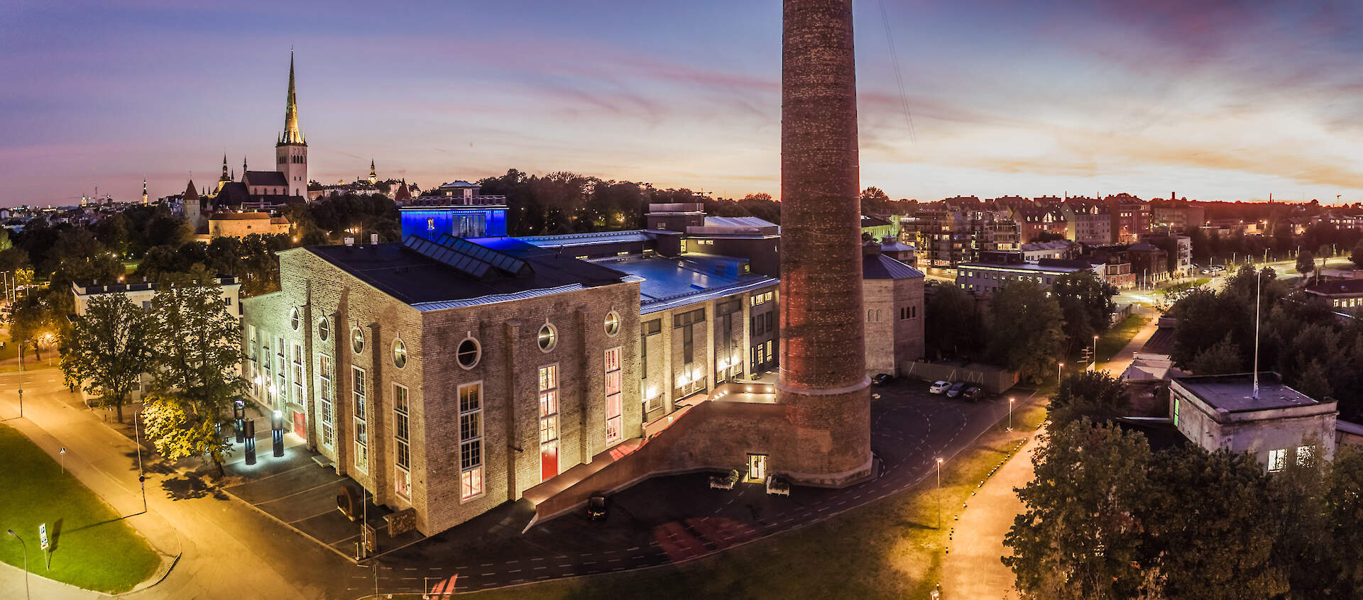Kultuurikatel, Kursi tn 3, Tallinn. Estonian Defence Weeki &uuml;ritused toimuvad Kultuurikatlas. Kultuurikatel on &uuml;ritus- ja loomeruum, mis asub kunagises Tallinna elektrijaama hoones. Elektrijaam valmis 1913. aastal ja t&ouml;&ouml;tas 66 aastat. 1977. aastal olid elektrijaama hooned koos Rotermanni kvartaliga Andrei Tarkoski filmi "Stalker" &uuml;heks peamiseks v&otilde;ttepaigaks. N&uuml;&uuml;dseks on hooned rekonstrueeritud ja kompleks toimib &uuml;rituste korraldamise paigana, peale selle tegutsevad ruumides paljud loome-ettev&otilde;tted. Kultuurikatel asub Tallinna vanalinna l&auml;hedal ja on &uuml;histranspordiga kergesti ligip&auml;&auml;setav. Kokkuv&otilde;te p&otilde;hineb Kultuurikatelt ja selle ajalugu tutvustavatel materjalidel Kultuurikatla veebilehel. Foto: Kaupo Kalda